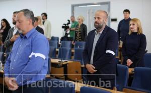 Neki zastupnici u Skupštini KS sa bijelim trakama, sjećanje na zločin u Prijedoru